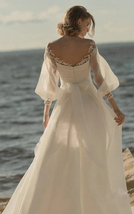 Vestido de novia formal de gasa estilo imperio con escote redondo, mangas 3-4 abullonadas y fruncido con lazo para playa